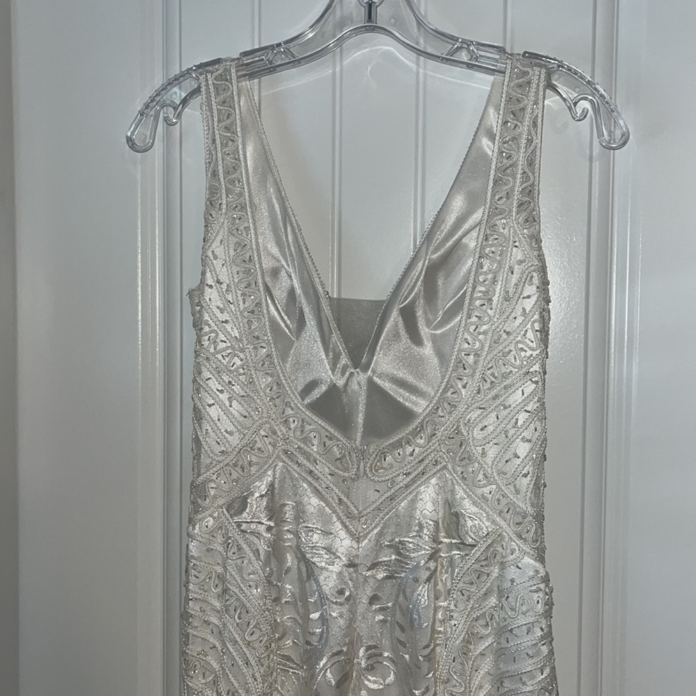 Beautiful elegant wedding dress! - Picture 3 of 9
